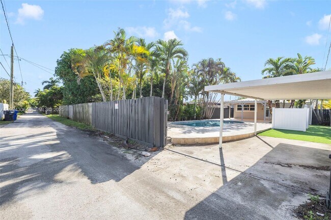 Building Photo - 1627 Moffett St