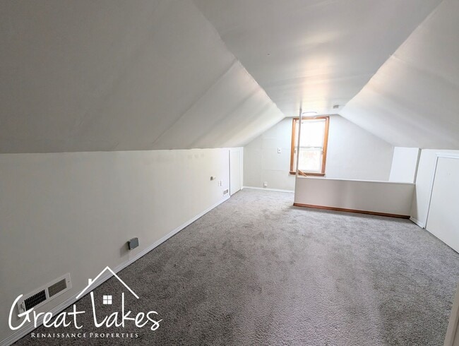 Building Photo - Beautiful 2 Bedroom 1 Bathroom now availab...