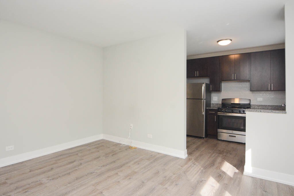 Building Photo - 722 W Brompton