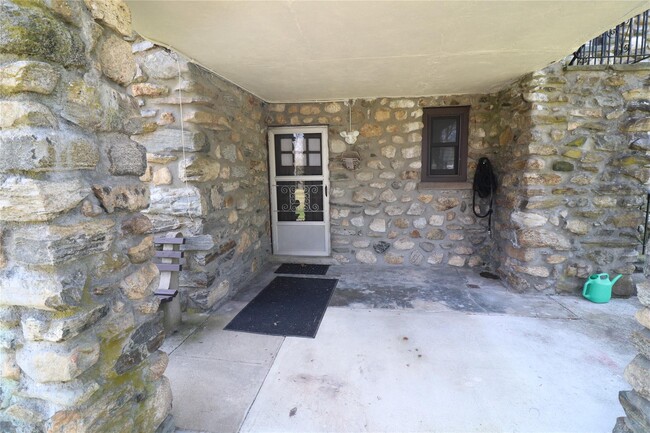 Building Photo - 215 Overland Rd
