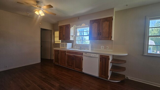 Building Photo - Mid Century 3 Bedroom