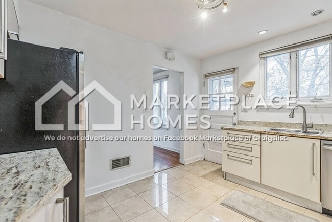 Building Photo - 706 Broadview Ave