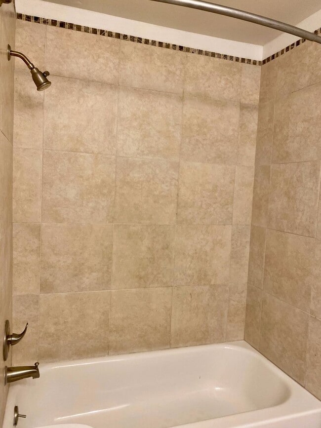 Building Photo - Spacious Tri-Level Home Featuring 4BD/2.5B...