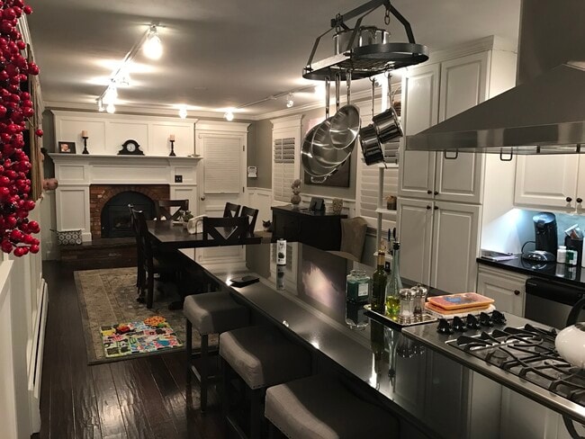 Building Photo - 583 Nile St