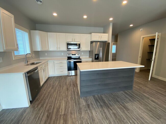 Building Photo - Updated 3 bed, 2 bath Horace Home!!