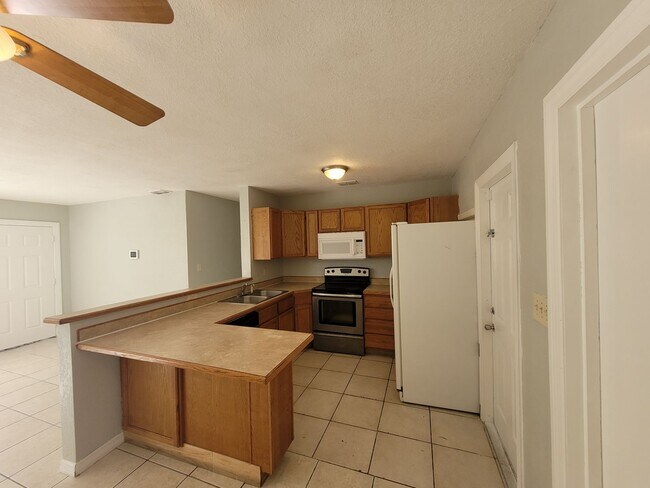 Building Photo - Live Close to It All in This Updated 3-Bed...
