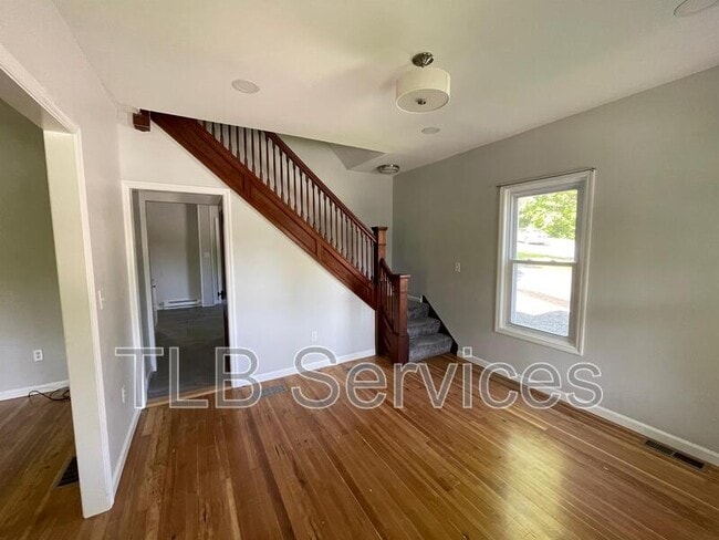 Building Photo - 402 Electric St