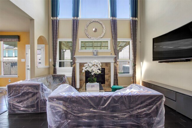 Building Photo - 1242 S Maple Dr