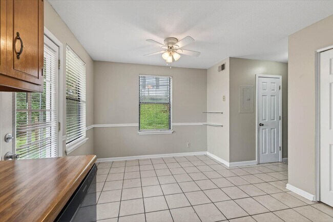 Building Photo - 921 Kingsbury Dr