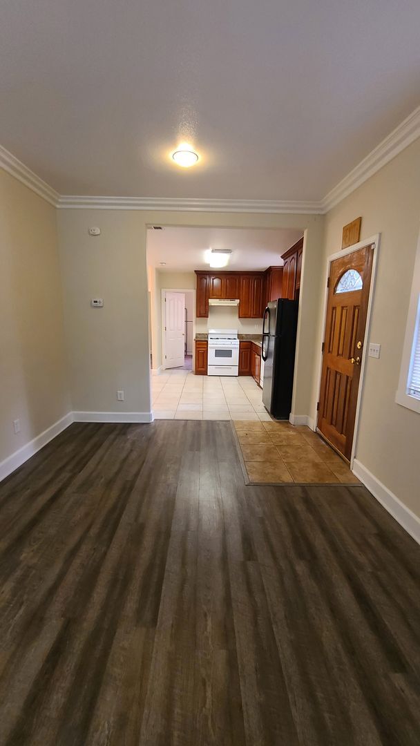 Building Photo - GREAT DOWNTOWN LOCATION!! GATED PARKING!