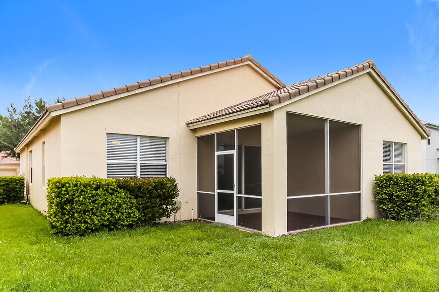 Building Photo - 141 Seminole Lakes Dr
