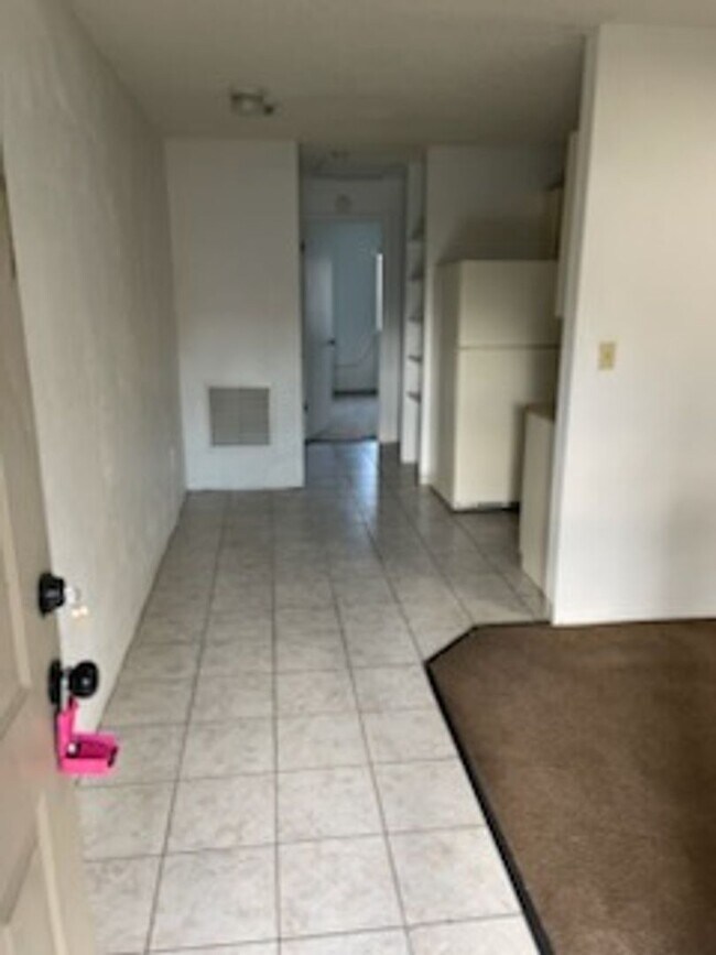 Building Photo - ** 1 Bedroom 1 Bath ** LIMITED TIME SPECIAL **