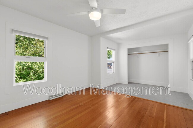 Building Photo - 407 N Broadway Ave