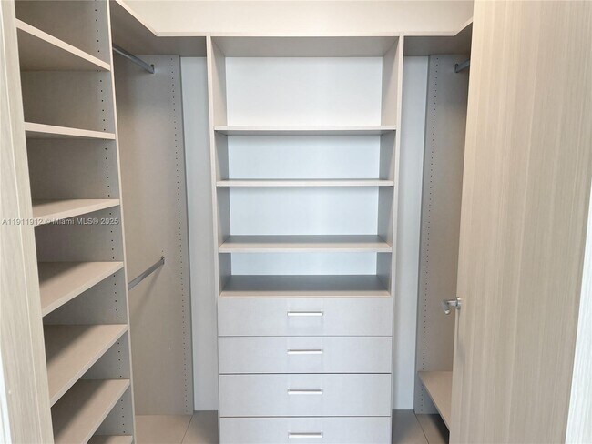 Building Photo - 1000 Brickell Plaza