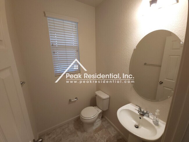 Building Photo - Newer North Natomas 3bd/2.5ba House with Loft & 2 Car Garage