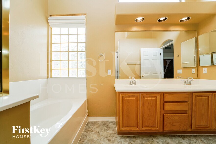 Building Photo - 5240 N Spring Pointe Pl