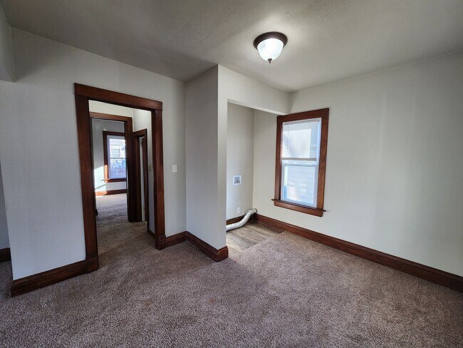 Building Photo - Spacious 3 Bedroom 1.5 Bathroom Home