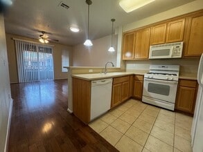 Building Photo - Charming 1 bedroom - 1 bathroom multi-level condominium in Sacramento