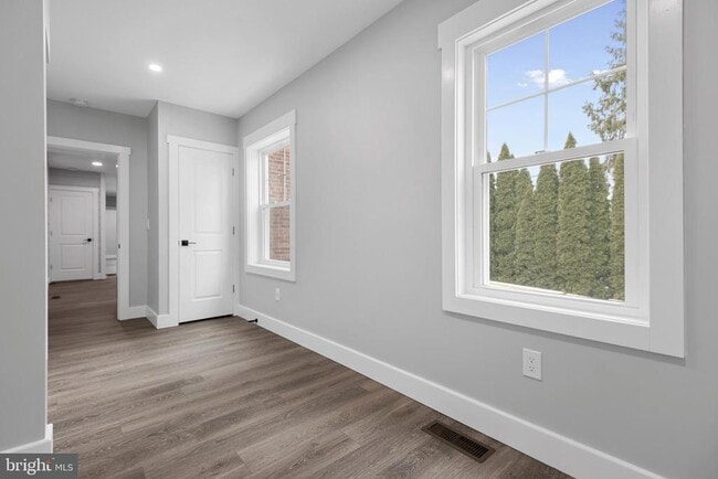 Building Photo - 211 W Broad St