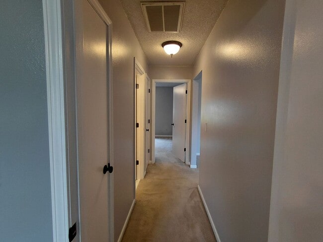 Building Photo - Home near post!
