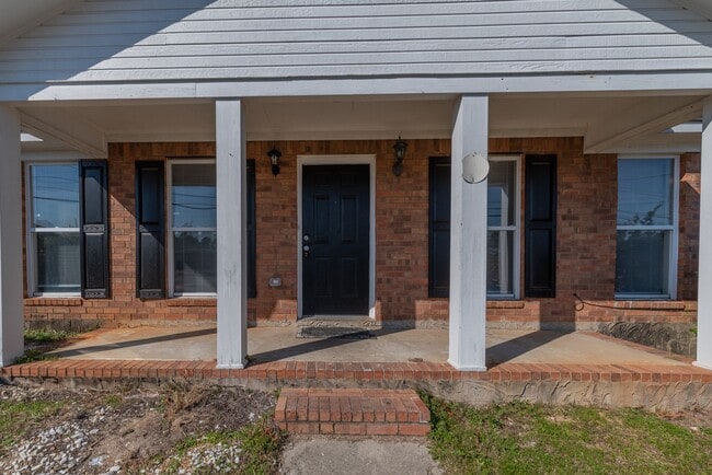 Building Photo - Charming Pepperidge Home with Fireplace & Large Backyard