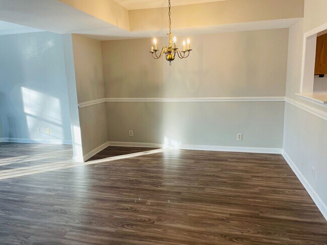 Building Photo - Fantastic Condo in established neighborhood