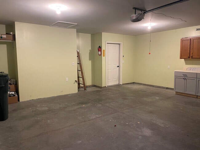 Building Photo - Beautiful 3 bedroom 2 bathroom Rancher in Great Manheim Location!