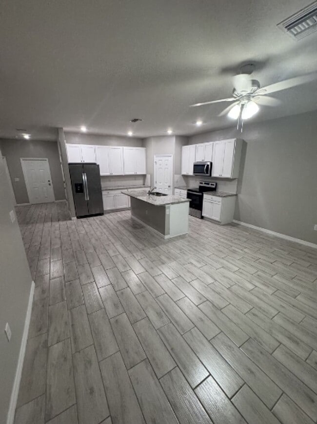 Building Photo - 402 Ne-24 Pl