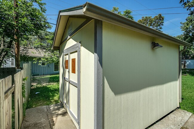 Building Photo - 545 Riverview Ave