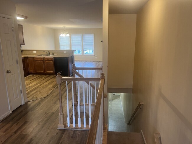 Building Photo - Spacious End-Unit Townhouse with 3 Beds, 3...