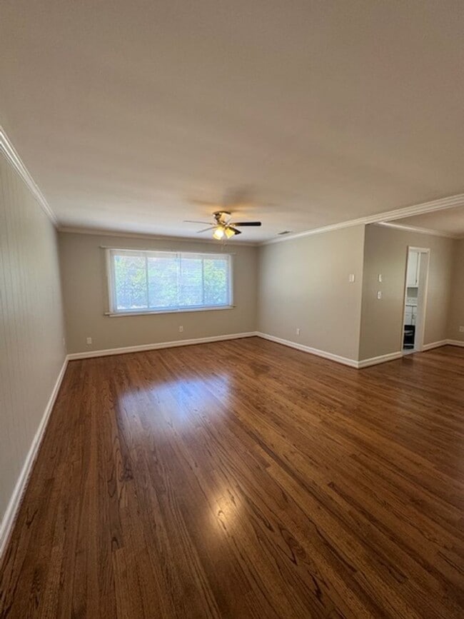 Building Photo - 2 Bedroom, 1 Bath duplex (right side unit) close to downtown Greenville with hardwood floors, a l...