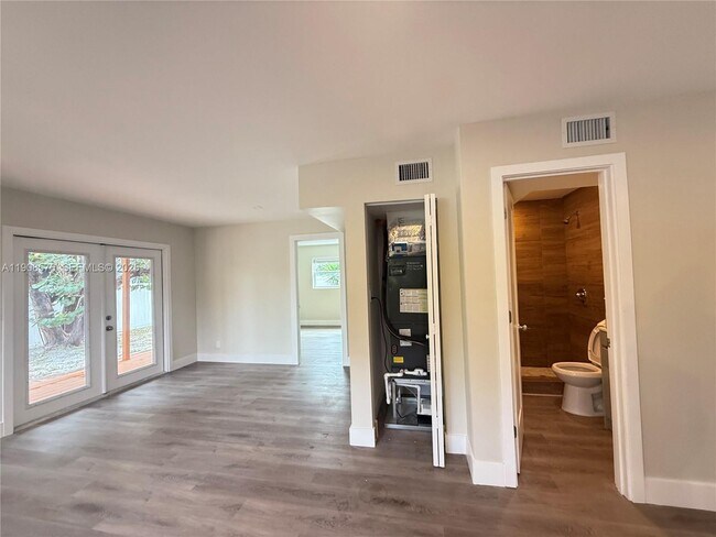 Building Photo - 126 NE 19th Ave