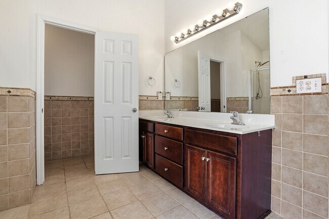 Building Photo - Stunning home nestled at the end of a quiet cul-de-sac!