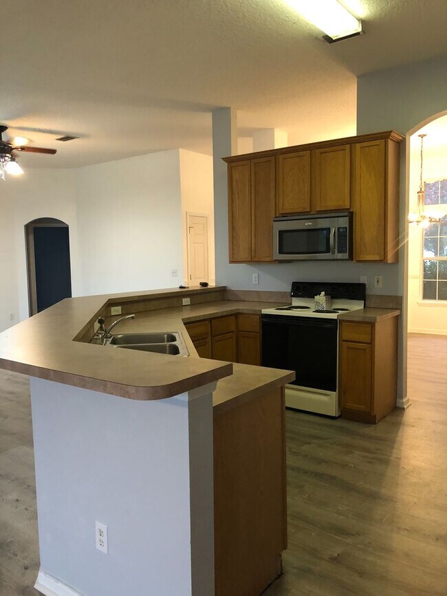 Building Photo - Cute Spacious Westside Home