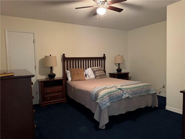 Building Photo - 207 E Maple Ave