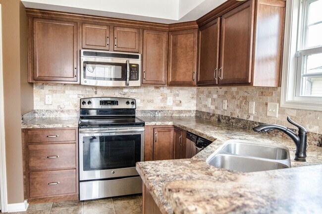 Building Photo - Pet Friendly Three Bedroom!
