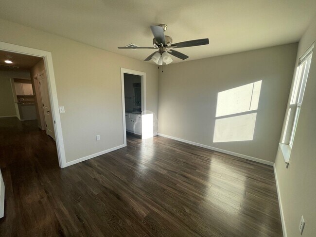 Building Photo - 3 bed, 2 bath, 2 car garage duplex!!