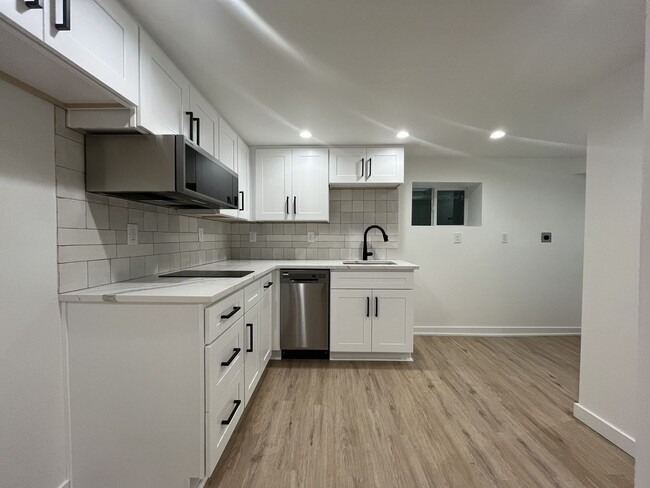 Building Photo - Large NW Portland Home Near Shops & Restaurants with Finished Basement & Bay Windows