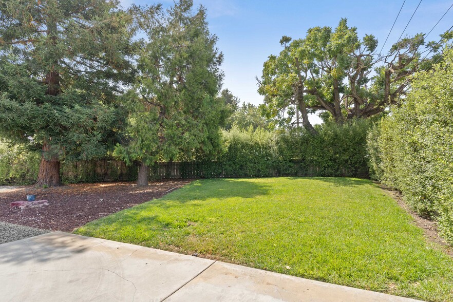 Beautiful landscape - 2302 Oakwood Dr