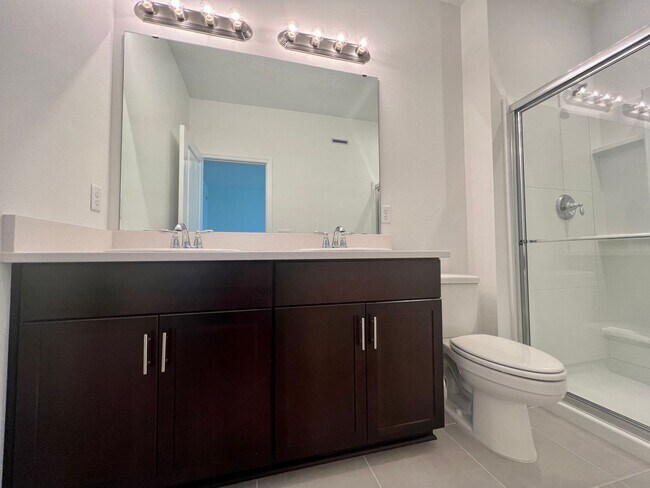 Building Photo - Beautiful 3 bedroom 2.5 bath Townhome!