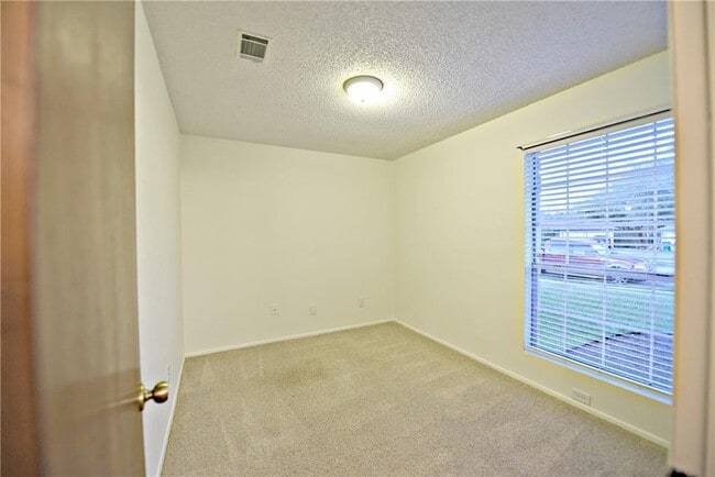 Building Photo - 805 Lone Tree Ct