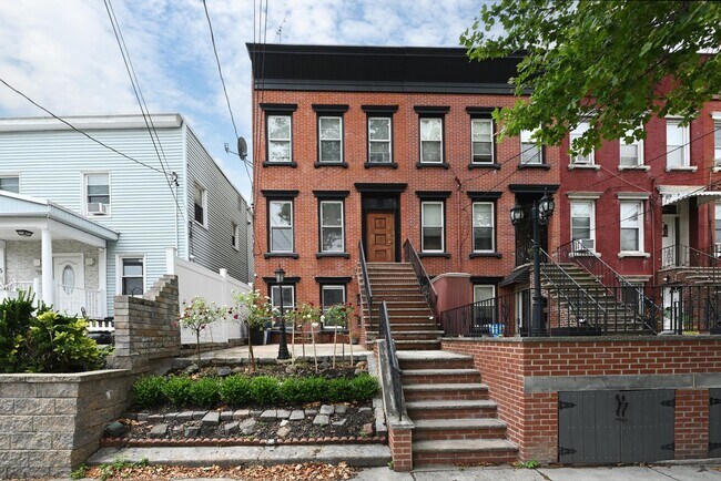 Building Photo - 7 Whitman Ave
