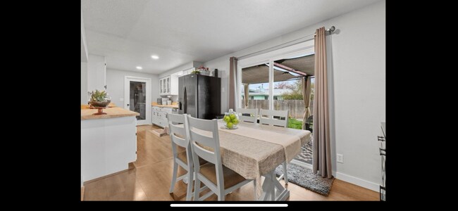 Building Photo - 746 Hemlock Ct