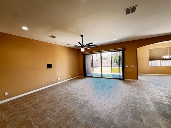Building Photo - 4 Bedroom + den energy efficient Hamilton High