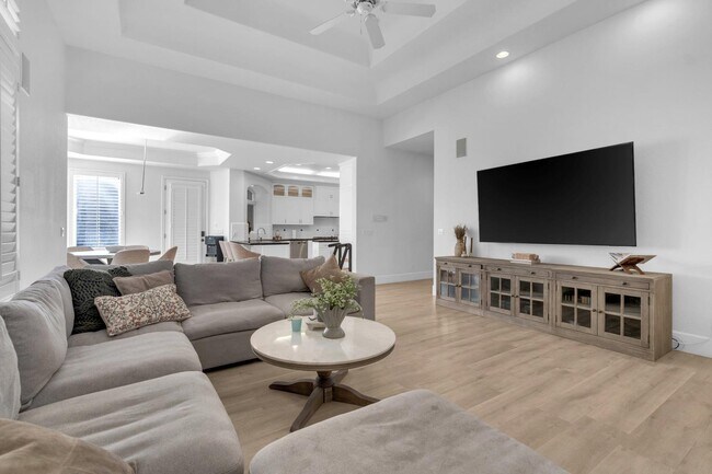 Building Photo - 1103 E Newhall Dr