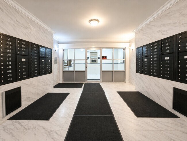 Building Photo - 5920 N Kenmore Ave