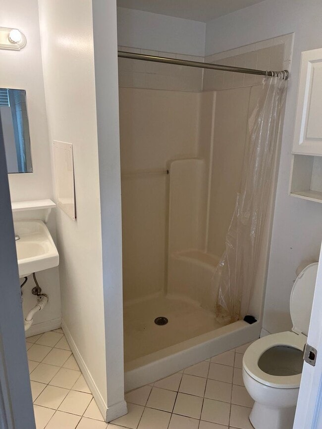 Building Photo - 4 bedrooms and 3 baths near UF campus