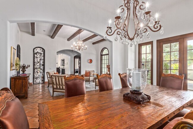 Building Photo - MUST SEE!!! FULLY-FURNISHED LUXURIOUS 6 Be...
