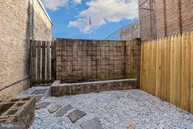 Building Photo - 711 S 5th St