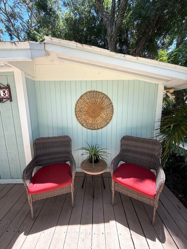 Building Photo - 2 Bedroom 2 Bath Annual Furnished Cottage ...